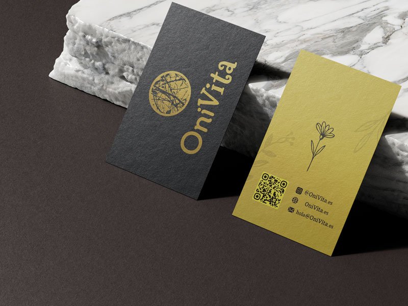 Detalle macro de una luz interior en una lámpara con cristales naturales.